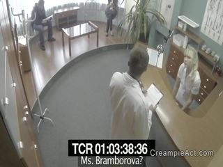 Karcsú stunner jelentkeznek beleélvezés -ban hamisítvány kórház