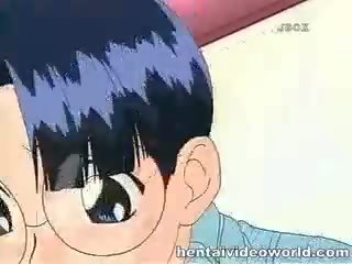 Adoleshent anime vogëlushe në e pisët derdhje e shumfishtë në fytyrë