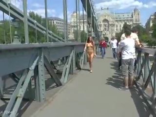 Šílený nahý tereza klipy ji vynikající tělo na veřejné ulice