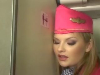 Ładny blondynka stewardessa ssanie phallus onboard