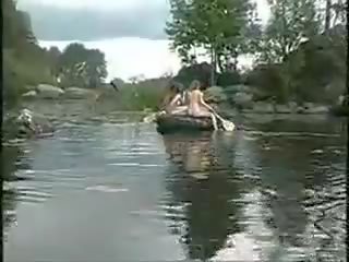 Tres gran niñas desnuda niñas en la selva en barco para pinchazo hunt