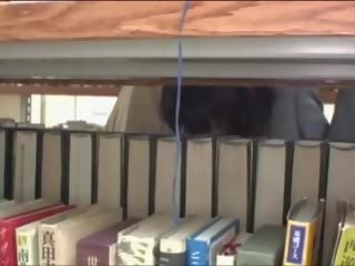 Muda madu meraba dalam perpustakaan