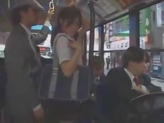 Aziāti pusaudze dieviete sagrupētas uz autobuss līdz grupa