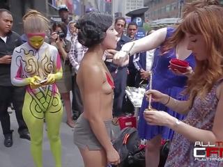 Groupe de nu personnes obtenir peint en avant de publ