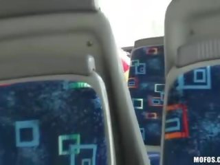 Babe movs a couple having dirty video in the bus