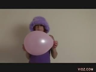 Enticing bitch rubs puss against balloon