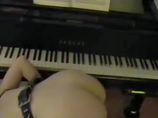 Piano leçon fessée