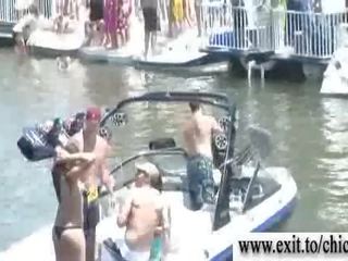 Outrageous bikini polluelos en público barco fiesta película