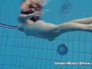 Redheaded курабийка плуване нудисти в на билярд