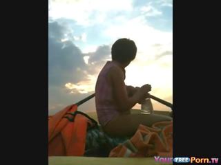 Aficionado adolescentes comenzar un sextape en un barco en la lake vídeo