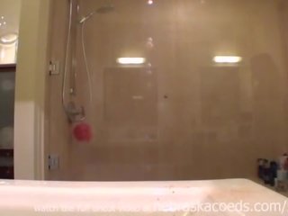 Amatör högskolan tonårs filming själv masturberar duscha rakning