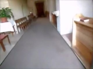 Analbabsi - babsi masturba dentro la iglesia