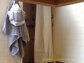 Vakoilusta bewitching 19 vuosi vanha tyttö showering sisään asuntolavaihtoehdot kylpyhuone