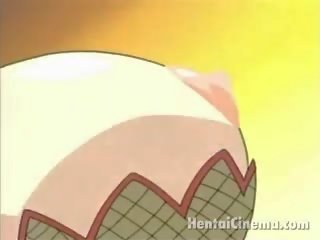 Comely hentai minx que muestra su grande sandías y consiguiendo