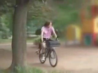 Japonais adolescent masturbated tandis que chevauchée une specially modified x évalué film bike!