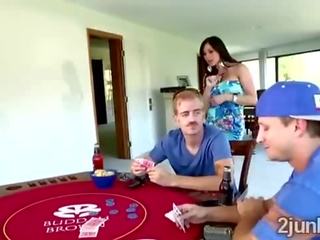 Perv loses em poker mas ends a foder sua amigos terrific milf
