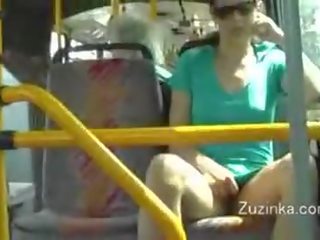 Zuzinka touches τον εαυτό της επί ένα λεωφορείο