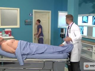 Медсестра hops на a gurney для ебать пацієнт в той час як dr. годинник