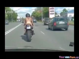 Naken på motorcycle