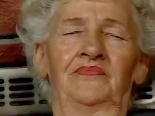 Pelosa nonnina ama dildo