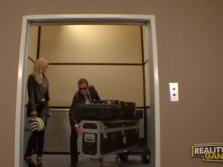 Аматьори удивителни блондинки strumpet правене духане и получава прецака на на лифт