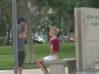 Barmfager blond tenåring puling i den bil i offentlig
