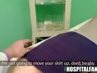 Foxy brunete pacients izpaužas masēt līdz viņai medicīnas studenti vīrietis