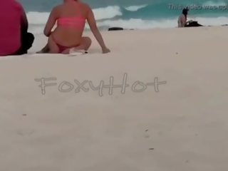 Mostrando el culo en tanga por la playa y calentando um hombres&comma; solo dos se animaron um tocarme&comma; exposição completo en xvideos vermelho