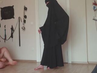 Muslim trẻ phụ nữ canes chất béo nô lệ