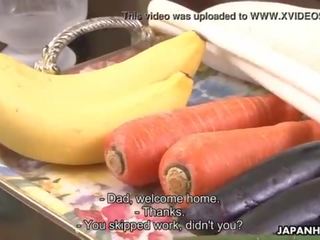 Sayuri memiliki sebuah menjijikan waktu dengan beberapa vegetables