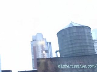 Kimber укриття мастурбує в передній з вікно