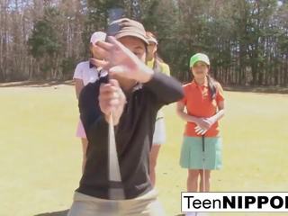 Bello asiatico giovanissima ragazze giocare un gioco di spogliarello golf: hd sesso video 0e