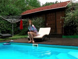 Unkarilainen siro luiseva femme fatale hermione alaston sisään altaan