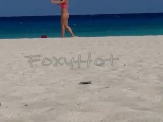 Mostrando el culo en tanga por la playa y calentando a hombres&comma; solo dos se animaron a tocarme&comma; show completo en Xvideos RED