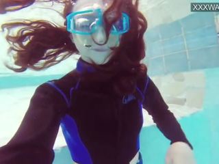 Exceptional 水中 プール オナニー の emi serene ポルノの ビデオ