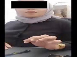 Hijab lassie avec grand seins heats son youth à travail par webcam