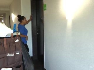 ঘর সেবা! empleada es seducida por huãâãâãâãâ©sped mientras limpiaba এল cuarto