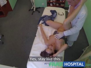 Fakehospital medico merr koqe e thellë me biseksuale i durueshëm whilst swain
