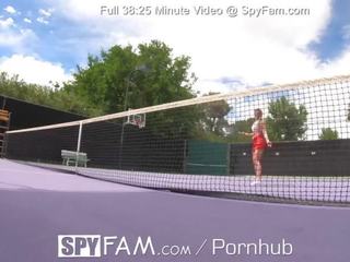 Spyfam krok bro dáva krok sis flirtatious tenis lessons
