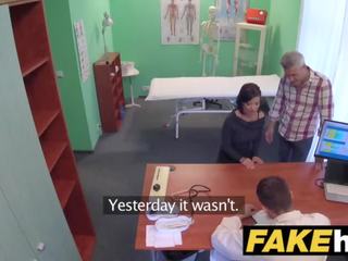 Falsificação hospital checa médicos pessoa cums sobre concupiscente a trair wifes apertada cona