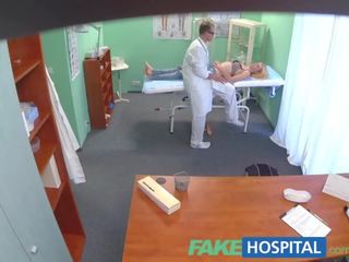 Fakehospital ārsti orāls masāža sniedz vājas blondīne viņai pirmais orgasms