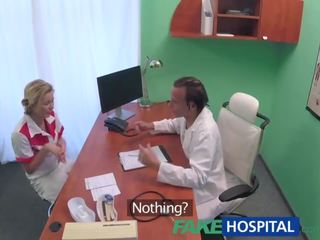Fakehospital americano medico practitioner scopa affascinante infermiera