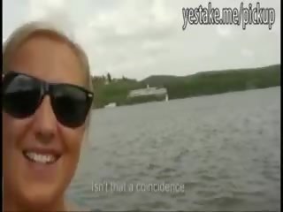 Pieptoasa blonda devine plătit pentru arată ei uriaș balcoane pe o barca