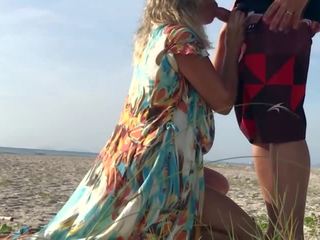 Echt amateur publiek standing seks film riskant op de strand ! mensen walking nabij