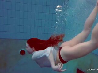 מתחת למים שוחה תכונה אליס bulbul