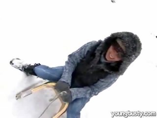 Perky oustanding klantskallar inuti den snow