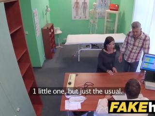Фалшив болница чешки лекар cums над възбуден изневяра съпругите стегнат путка
