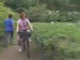 Japanska lady masturbated medan ridning en specially modified kön film bike!