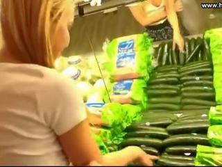 Ung kvinna fucks gurkan i offentlig supermarket