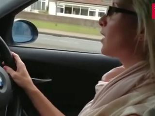 Ma salope gros seins wifey aime à drive une voiture clignotant son seins